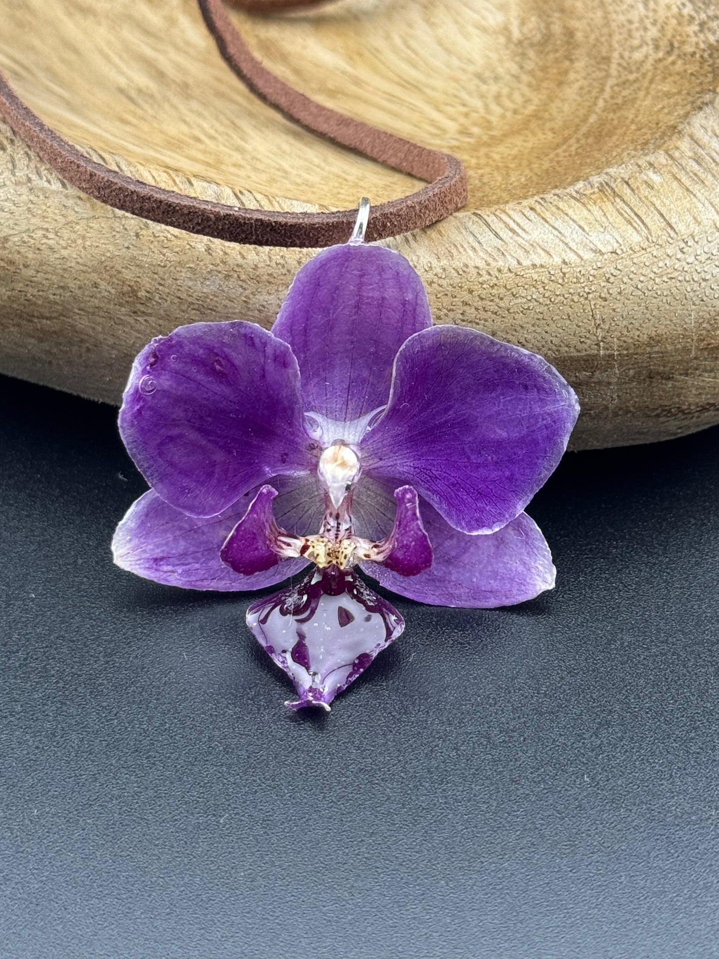 Echte Orchideenkette mit Lederband #602