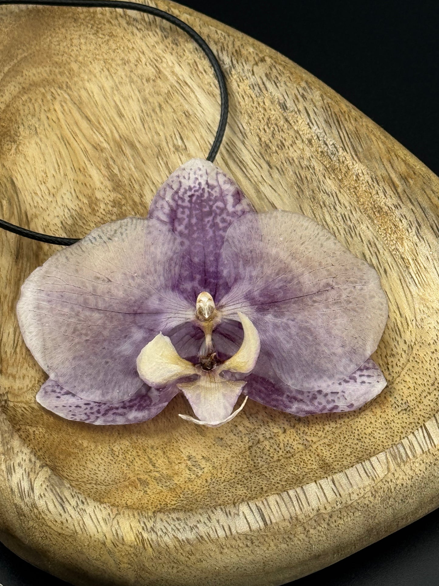 Echte Orchideenkette mit Lederband #600