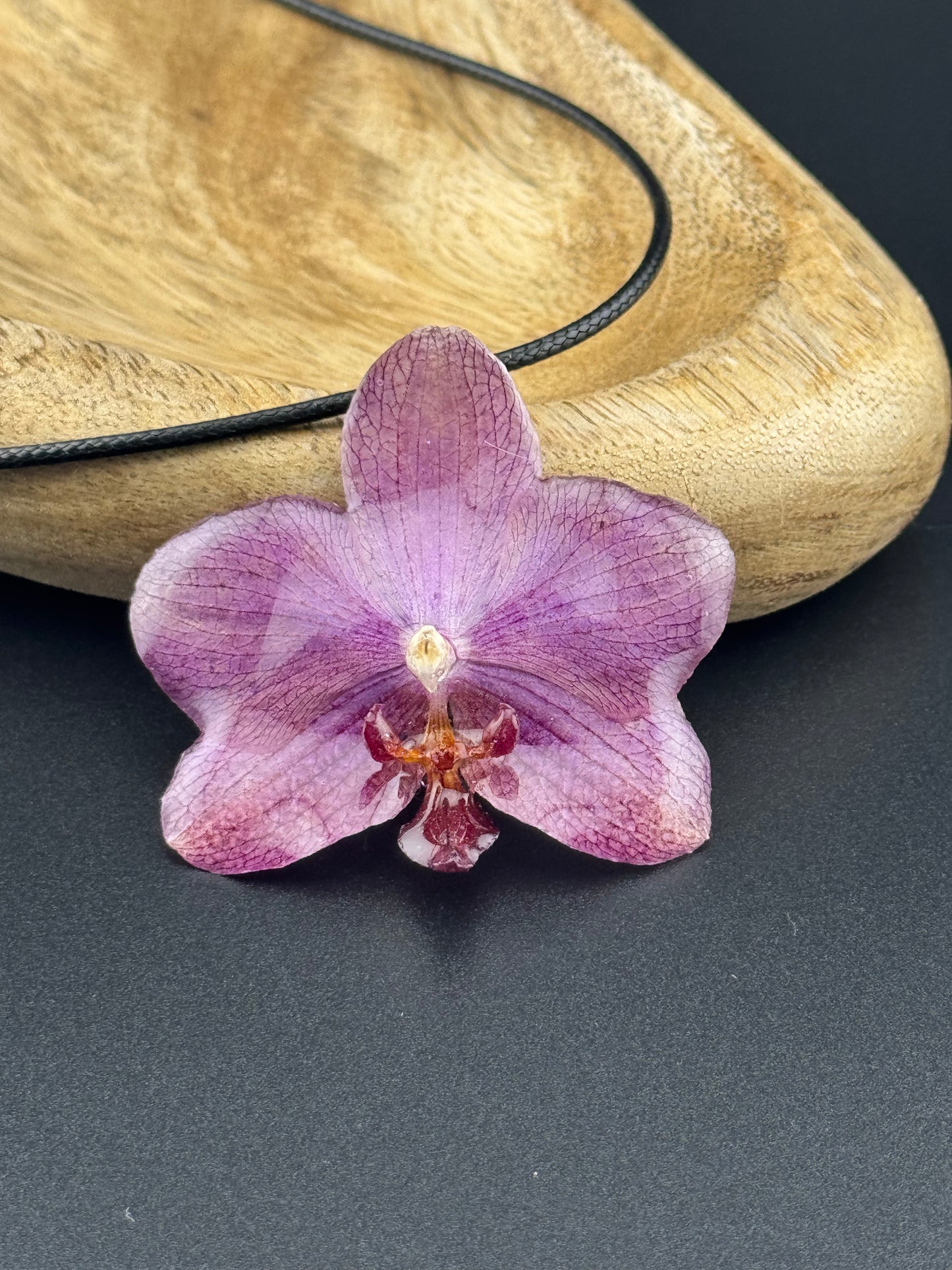 Echte Orchideenkette mit Lederband #601