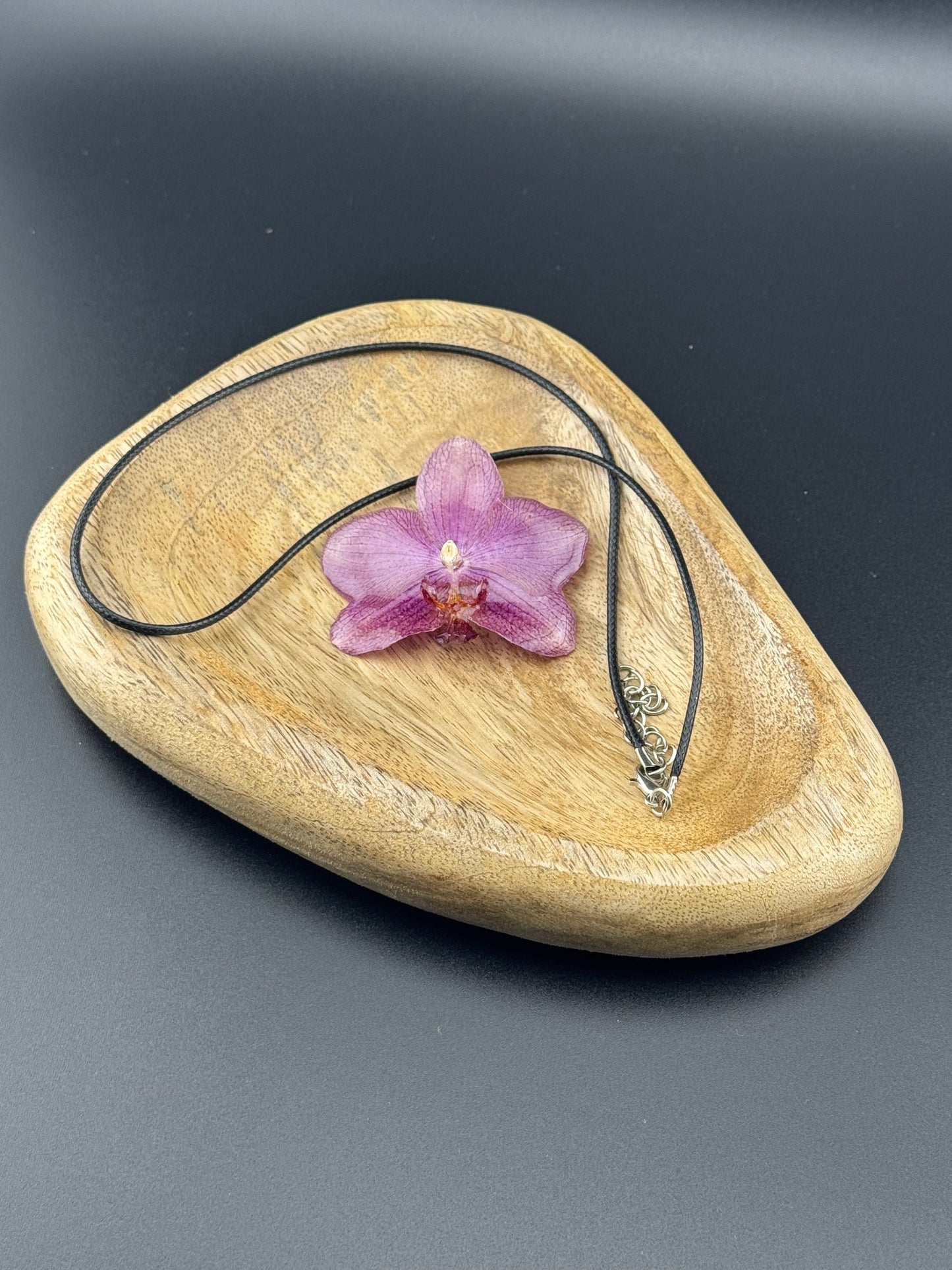 Echte Orchideenkette mit Lederband #601