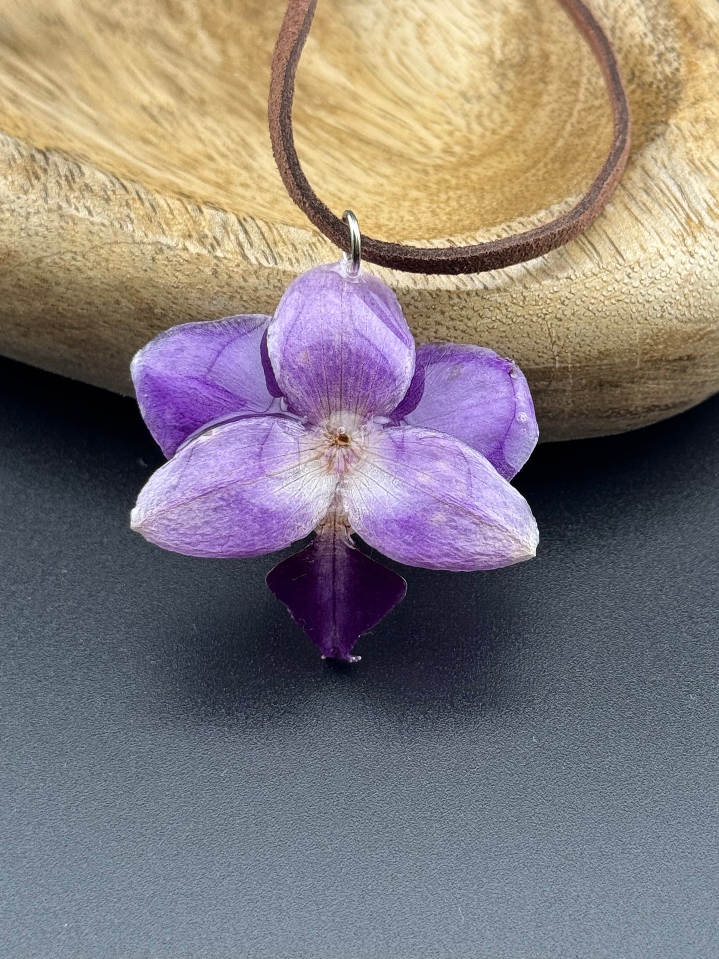 Echte Orchideenkette mit Lederband #602