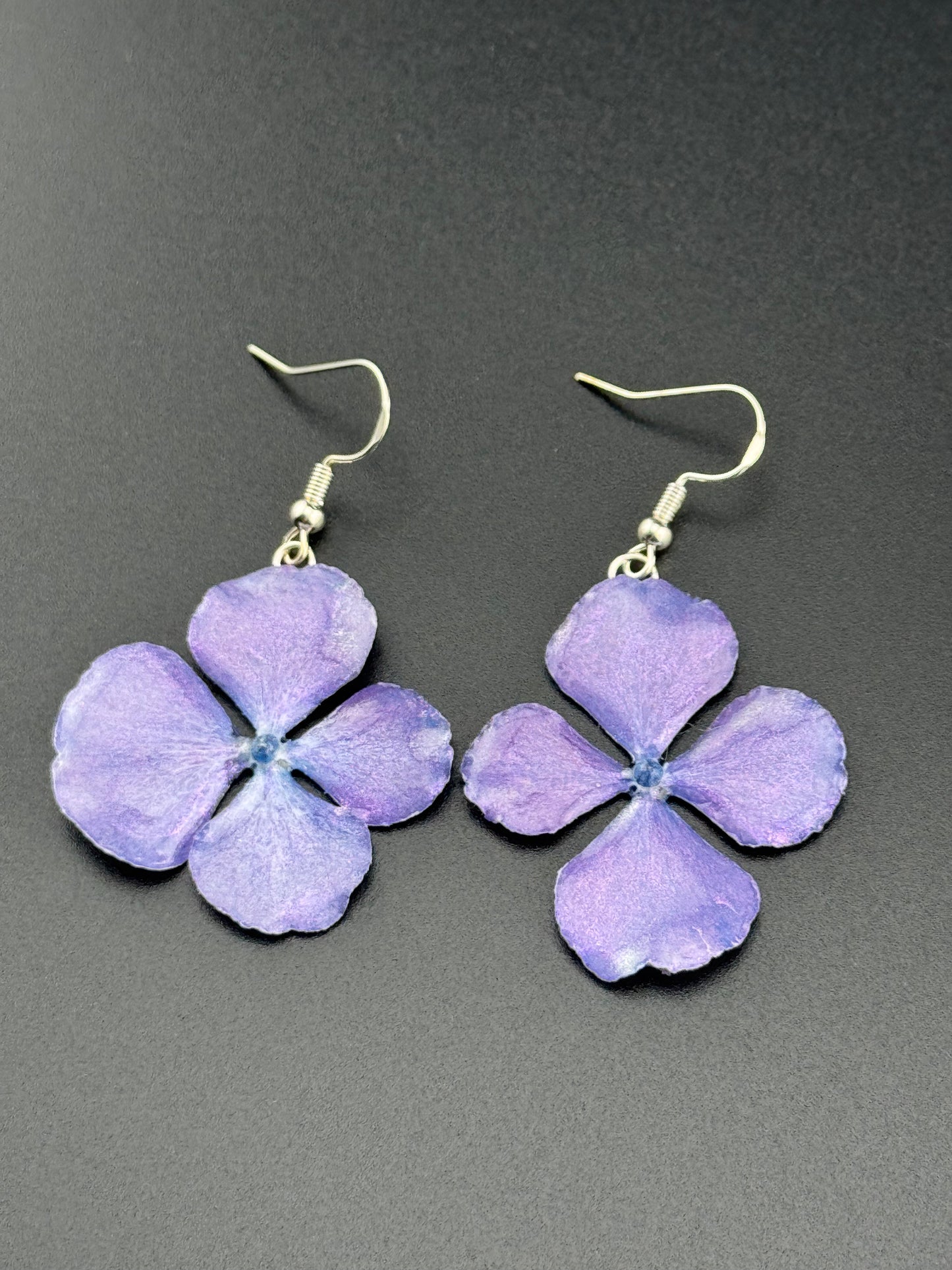 Handgemachte Blüten- Ohrringe aus einer echten Hortensienblüte - Handgefertigt mit UV Harz #473