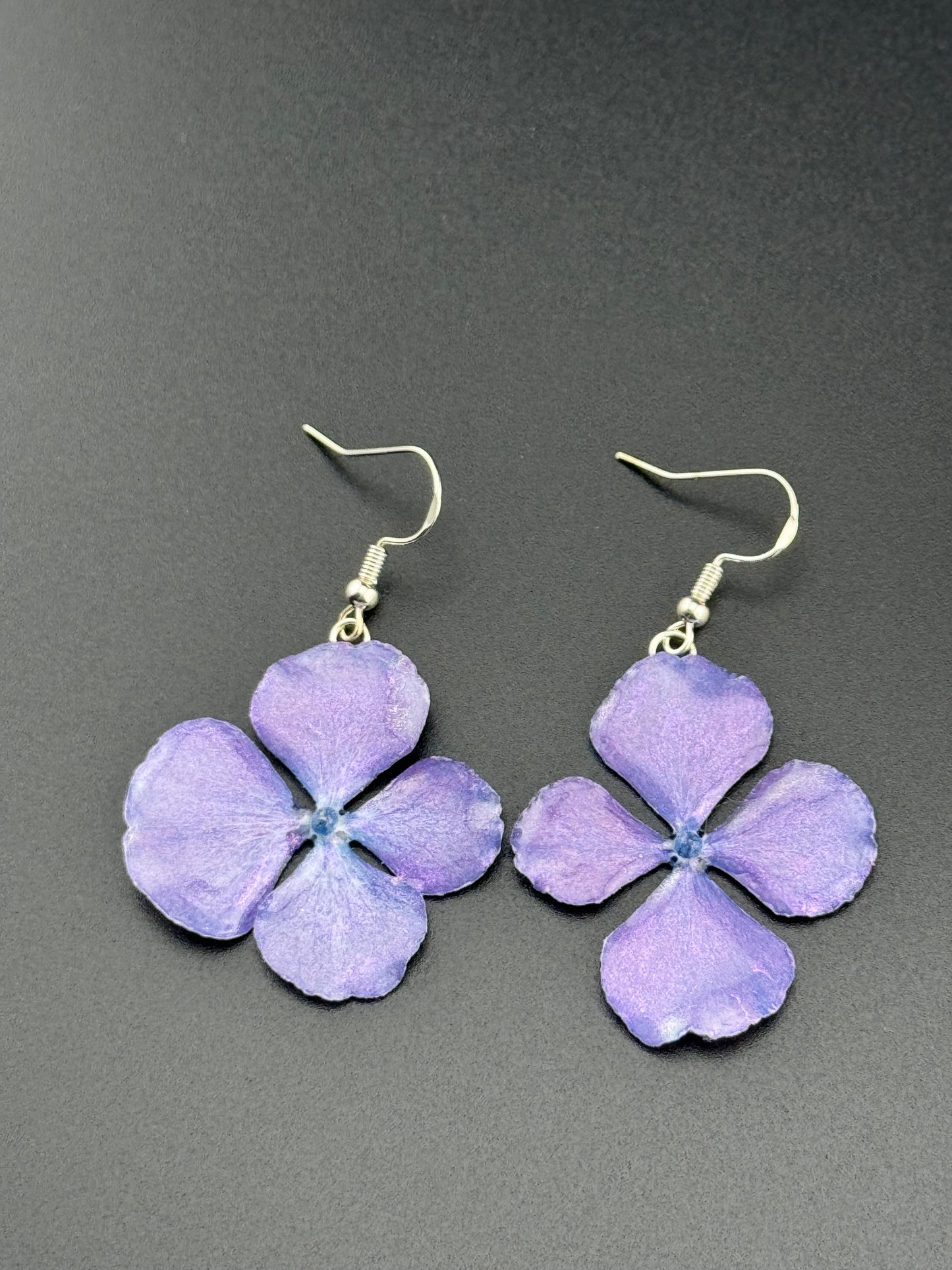 Handgemachte Blüten- Ohrringe aus einer echten Hortensienblüte - Handgefertigt mit UV Harz #473