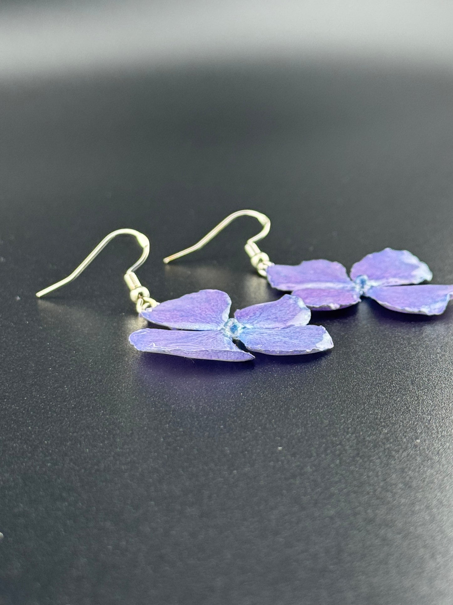 Handgemachte Blüten- Ohrringe aus einer echten Hortensienblüte - Handgefertigt mit UV Harz #473