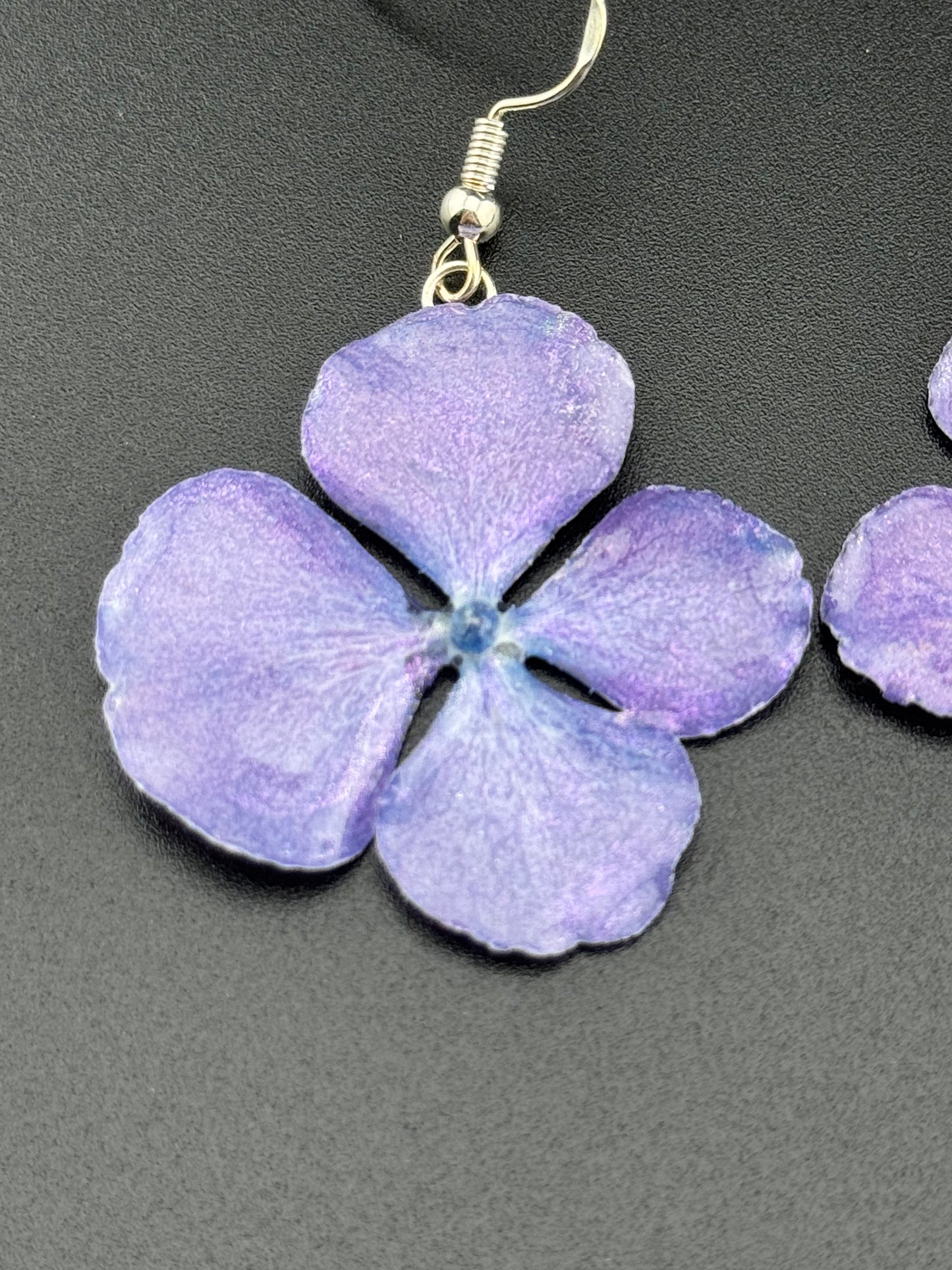 Handgemachte Blüten- Ohrringe aus einer echten Hortensienblüte - Handgefertigt mit UV Harz #473