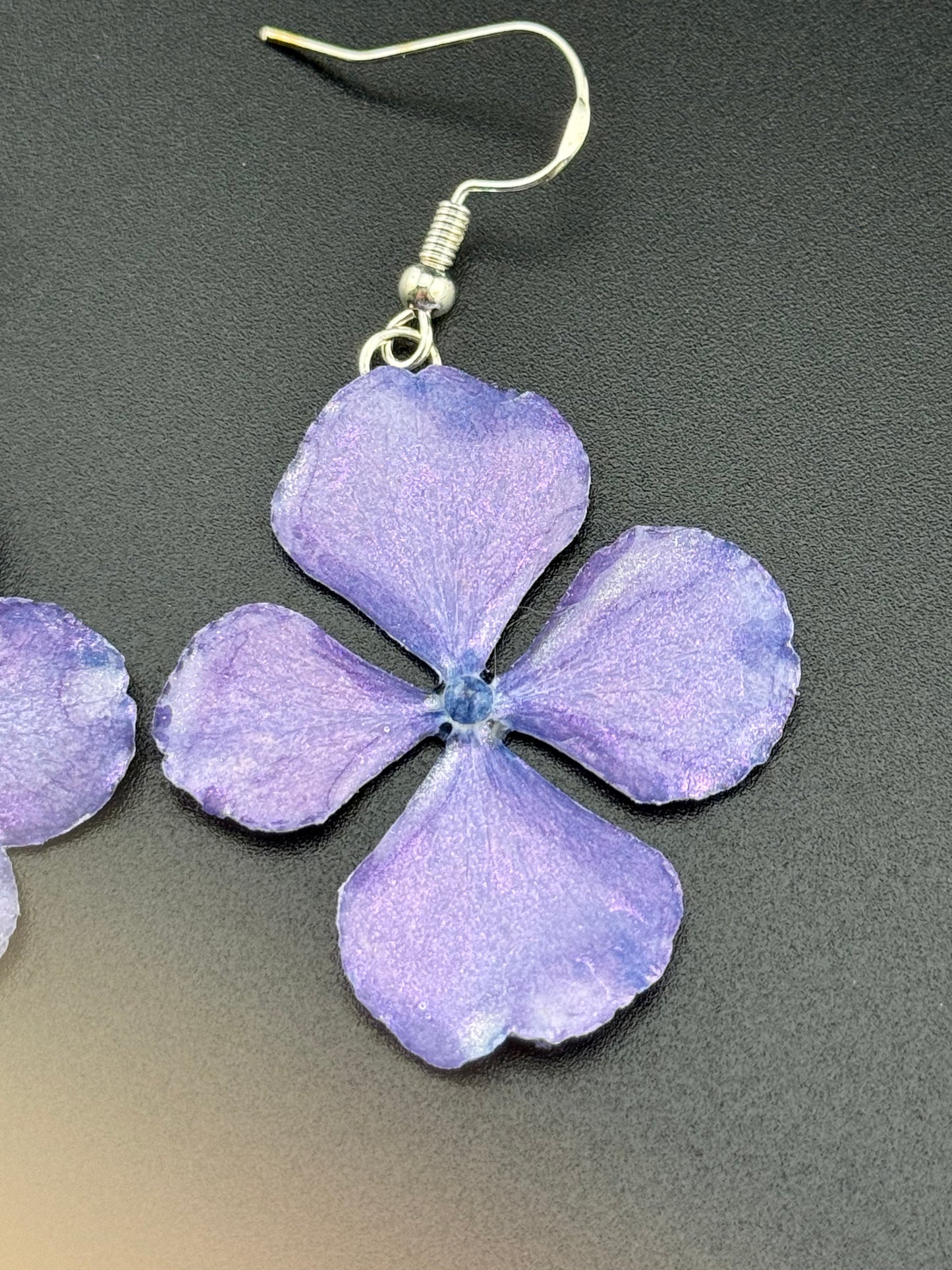 Handgemachte Blüten- Ohrringe aus einer echten Hortensienblüte - Handgefertigt mit UV Harz #473